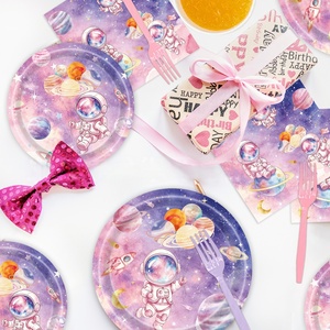 Lot de vaisselle jetable Astronaute Galaxie Violette en gros – Assiettes, gobelets, serviettes en papier pour fête d'anniversaire sur le thème de l'espace pour enfants - Product Image 3