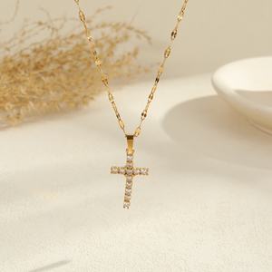 NUEVO Colgante de Cruz curvada PVD Collar con colgante de circón de acero inoxidable de oro de 18 quilates Collar con colgante brillante - Product Image 3