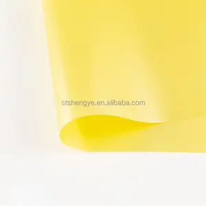 Venta al por mayor de alta calidad, película de PVC calandrado, película de PVC de color amarillo, rollo de plástico de PVC en relieve para embalaje