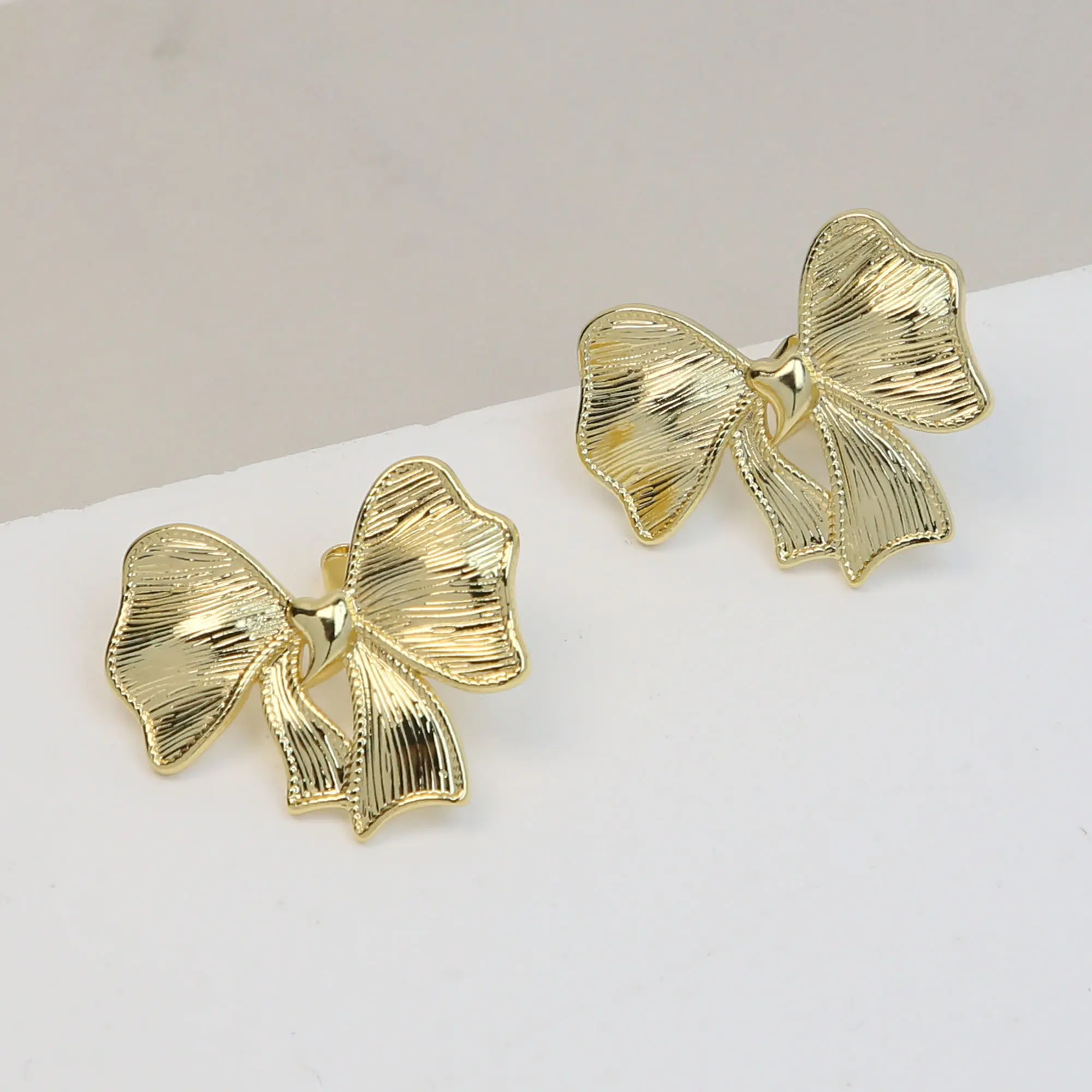 Hot Selling Classic Simple Smooth Gold Plated Metal Bow Earrings Exquisite Non-fading Waterproof Brass Women Earrings