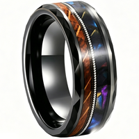 Bague martelée pour homme de 8 mm de Cheng Jewelers, en tungstène plaqué noir, avec incrustation de corne de cerf et de cordes de guitare dorées, pour fiançailles