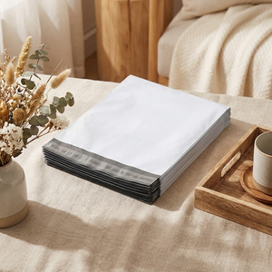 Sacs postaux en polyéthylène blancs pour le stockage et la protection, options de personnalisation, enveloppes postales durables avec conception imperméable pour l'expédition de vêtements - Product Image 1