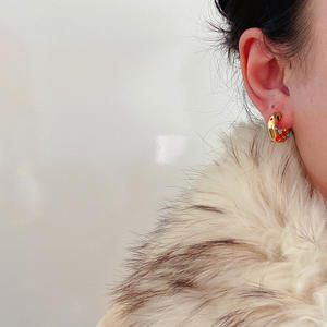 Boucles d'oreilles tendance vintage imperméables et délicates pour femmes, en acier inoxydable plaqué or 18 carats, avec perle en forme de goutte d'eau - Product Image 2