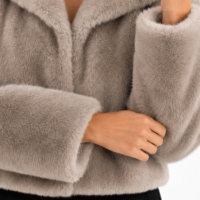 Veste Courte Femme en Fausse Fourrure Taupe, Col Oversize en Peluche, Coupe Boxy, Chaude pour l'Hiver, Écologique, Vente en Gros