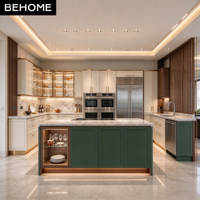 Meubles de cuisine modulaires verts crème sur mesure avec îlot, armoire vitrée à LED et appareils encastrés pour projet de cuisine de villa ou d'hôtel
