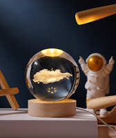 Sphère de cristal de la galaxie gravée au laser 3D avec lampe de nuit LED à intensité variable à commande tactile pour la décoration de la maison