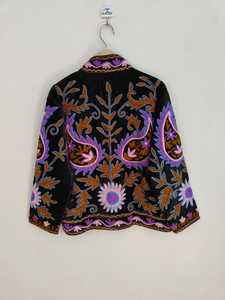 Veste en velours Suzani brodée à la main pour femmes, veste bohème en velours unique, élégante veste d'hiver, style moderne et tendance - Product Image 6