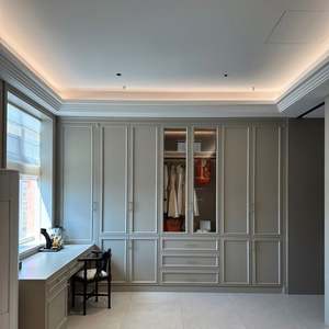 Armoire sur mesure sculptée à la française gris clair, coiffeuse et penderie intégrées avec porte en verre pour chambre à coucher - Product Image 4