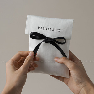 ถุงผ้าฝ้ายลายก้างปลาสีขาว PandaSew พร้อมโลโก้สั่งทำพิเศษ สำหรับใส่แหวน ต่างหู กำไล สร้อยคอ กิ๊บติดผม และเครื่องประดับอื่นๆ - Product Image 2