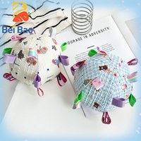 Fabricant OEM/ODM de peluches personnalisées : Jouet sonore en peluche pour animaux de compagnie, balle en coton PP garnie de rubans colorés