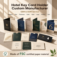 Maßgefertigter Dunkelgrüner Schlüsselkartenhalter mit Silberfolie Tannenbaum-Logo für Berghütten- und Resort-Gästezimmerkarten