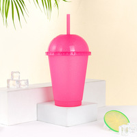 Nouvelle tasse à boisson froide tendance avec paille à ventouse, design pailleté effet sable glacé, pour la restauration, avec couvercle arqué, en PP, pour enfants, modèle très populaire