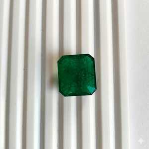 Piedra preciosa de esmeralda verde de 32.62 quilates, corte esmeralda, piedra suelta para la fabricación de joyas. - Product Image 1