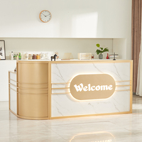 Coin de salon de coiffure moderne réception comptoir avec lumières LED