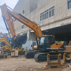 รถขุดไฮดรอลิกแบบตีนตะขาบ Hyundai Robex 220LC-9S ปี 2023 มือสอง พร้อมเครื่องยนต์ สำหรับงานก่อสร้าง - Product Image 3