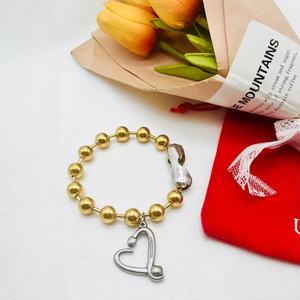 Joyería al por Mayor AB, Brazalete de Corazón para Mujer <span class=keywords><strong>Uno</strong></span> 50, Acero Inoxidable Chapado en Oro, Brazalete con Bola Grande de 10 mm y Dije de Corazón - Product Image 2