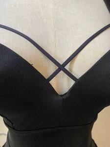 Sujetador deportivo para mujer sin tirantes, con almohadillas lineales antichoque y alta elasticidad, ideal para gimnasio, running, fitness y yoga. Venta al por mayor de fábrica. - Product Image 5