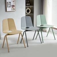 Chaise de salle à manger moderne en PP anti-rayures, en stock, idéale pour les écoles, les hôtels, les appartements, les bars à snack et les espaces commerciaux.