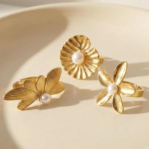 Anillo Abierto de Flor de Loto con Diseño Único en Tendencia 2026, Anillo Ajustable de Acero Inoxidable con Perla y Oro de 18K - Product Image 5