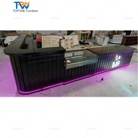 Led moderne personnalisé à prix d'usine en forme de L couleur noire comptoir de bar de restaurant de café d'hôtel avec affichage en verre de réfrigérateur