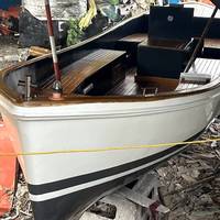 Bateau Sloep classique avec pont en teck de qualité supérieure et accents décoratifs, idéal pour les croisières de jour, les excursions de loisirs et les fêtes en port.
