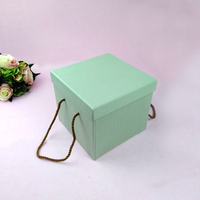 Vente en gros Boîte cadeau à fleurs portable en papier durable spécial carré classique de couleur unie facile à empiler