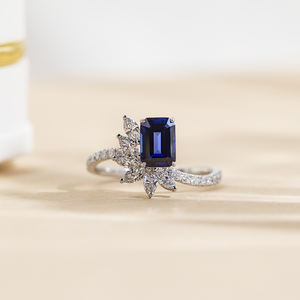 แหวนหมั้นพลอยสีน้ำเงินทรงมรกต รุ่น MSR-1696 จาก Messi Jewelry ทำจากแพลตตินัม - Product Image 1