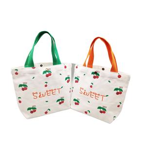 กระเป๋าผ้าแคนวาสลายสตรอว์เบอร์รีเชอร์รี่สไตล์ญี่ปุ่นและเกาหลี รุ่นใหม่ สำหรับนักเรียน ใส่ของไปเรียน ใส่กล่องข้าวกลางวันสำหรับเด็กผู้หญิง - Product Image 3