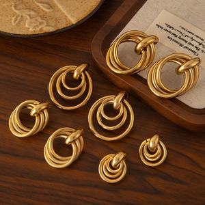 Pendientes de tuerca geométricos tridimensionales exagerados de acero inoxidable chapado en oro de 14 quilates para mujer, lisos, huecos, modernos, para fiesta - Product Image 1