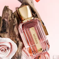 Vente en gros de flacons de parfum en verre transparent de luxe de haute qualité de 100 ml, forme carrée rayée unique, vaporisateur à pompe, couleur personnalisée, ODM personnalisé