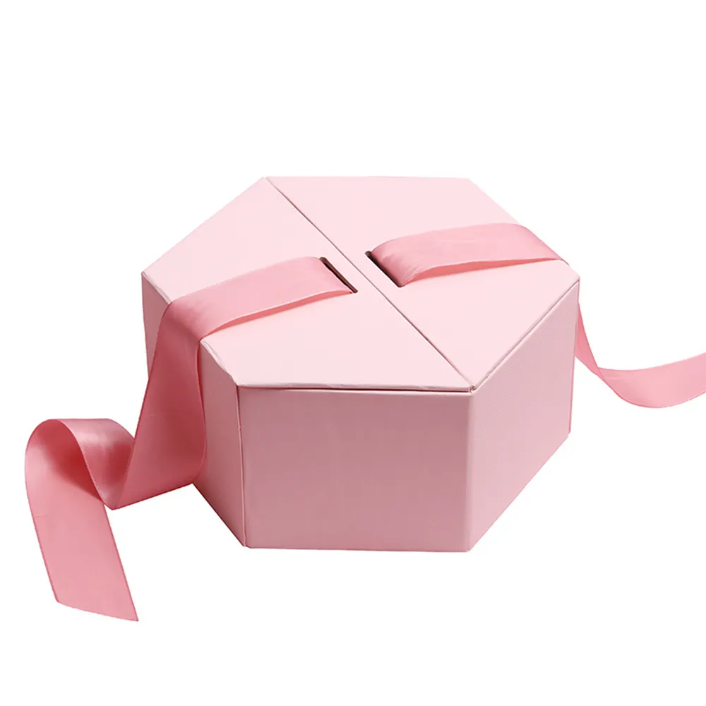 リボンの弓で豪華なピンクを包装する結婚式のギフトボックス