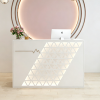 Comptoir de réception moderne et minimaliste personnalisé avec panneau LED éclairé pour salon de beauté et boutique de vêtements