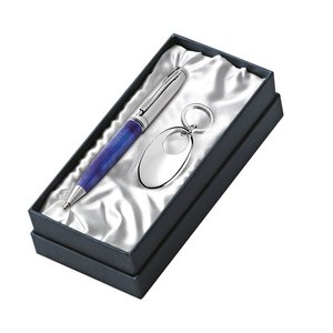 Elegante set portachiavi e penna a sfera con corpo blu e finitura argentata, ideale come regalo o per l'uso quotidiano - Product Image 1