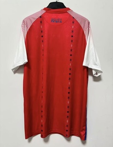 เสื้อฟุตบอลแขนสั้นสีแดงน้ำเงินขาวของเฮติรุ่นใหม่สำหรับผู้ชาย รุ่นแฟนคลับ ผลิตจากโพลีเอสเตอร์ 100% พิมพ์ลายด้วยความร้อน - Product Image 2