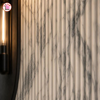 Dalle de marbre cannelée sur mesure pour mur d'accentuation intérieur, revêtement mural de douche de salle de bain, dalle de marbre cannelée grand format, pierre sculptée