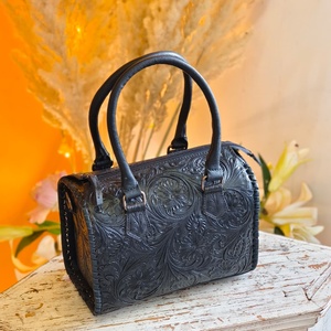 Sac de voyage mini Speedy en cuir véritable noir massif, entièrement orné de motifs floraux sculptés à la main, pour femme, idéal pour les week-ends - Product Image 2