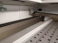JQLaser 1610 1810 Machine de découpe laser CO2 pour tissu/étiquette Caméra CCD 100W 130W 150W Machine de découpe laser pour textile à alimentation automatique