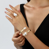 Collier de perles irrégulières en alliage plaqué or de luxe vintage européen et américain avec pierres naturelles pour femme – Collection Anniversaire
