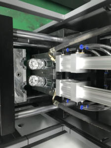 Máquina de moldeo de plástico para <span class=keywords><strong>mascotas</strong></span> de diseño chino, maquinaria química de soplado de dos Hosts () - Product Image 4