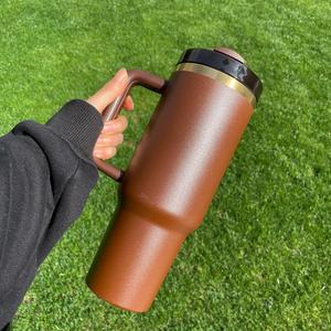Lot de 20 gobelets H2.0 de 30 oz à logo personnalisé, grande capacité, revêtement poudré, couleur chocolat noir avec fond doré, avec couvercle et paille - Product Image 4
