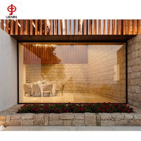 Fenêtres en aluminium de style balançoire moderne certifiées AS2047 Verre feuilleté résistant aux chocs avec système de micro-ventilation pour villas