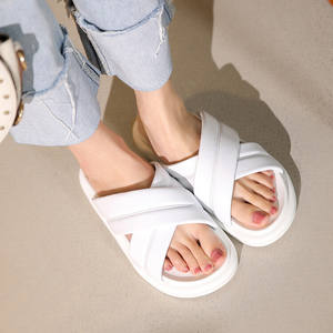 Zapatillas <span class=keywords><strong>de</strong></span> punta abierta redonda personalizadas para mujer, Sandalias planas <span class=keywords><strong>de</strong></span> cuero genuino negro, <span class=keywords><strong>de</strong></span> diseñador <span class=keywords><strong>de</strong></span> verano - Product Image 3