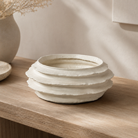 Vase en céramique blanche minimaliste, texture organique superposée, vase moderne pour la décoration intérieure d'hôtels et de villas