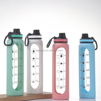 Bouteille d'eau sport grande capacité en verre avec graduations, manchon de protection en silicone, poignée de transport, gobelet simple à boire directement