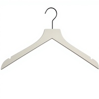 Cintres en bois blancs en gros avec logo personnalisé pour chemises et manteaux, idéaux pour les hôtels, les magasins de vêtements et les armoires domestiques