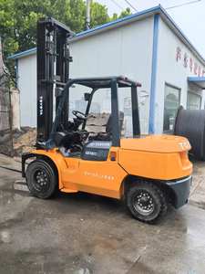 Montacargas de 5 Toneladas con Motor Diésel, Ruedas 4x4 para Comercios Minoristas, Restaurantes, Talleres de Reparación de Maquinaria, Toyota Usado - Product Image 4