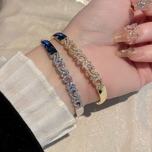 สร้อยข้อมือคริสตัลสีทองและสีเงินประดับเพชรเซอร์คอนเต็มวง เครื่องประดับสำหรับงานปาร์ตี้ของผู้หญิง ดีไซน์ฉลุลาย RC0004 - Product Image 4