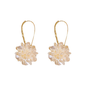 Boucles d'oreilles pendantes style coréen plaqué or pour femme, avec strass, longues boules florales, perles blanches et pétales de fleurs en coquillage – <span class=keywords><strong>YUMMY</strong></span> - Product Image 5