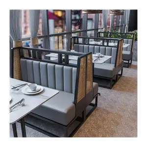 Salão de restaurante confortável, cabine de restaurantes e cadeiras