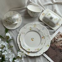 Service de table en céramique à motif floral de poire aquarelle rétro français, avec bord festonné en relief, comprenant tasses et assiettes en porcelaine, idéal pour les mariages et événements.